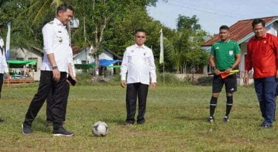 Bupati Kapuas Hulu, Fransiskus Diaan melakukan tendangan bola pertama, sebagai tanda dimulainya open turnamen sepak bola di Desa Seluan, Kecamatan Putussibau Utara, Kabupaten Kapuas Hulu, Rabu (10/08/2022) siang. (Foto: Istimewa)