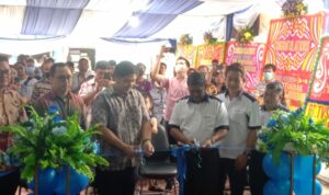 Peresmian pembukaan main dealer TVS Pontianak, pada Rabu (24/08/2022), diandai dengan penguntingan pita bersama oleh Presiden Direktur PT TVS Motor Company Indonesia (MCI), J Thangarajan dan Presiden Direktur PT Super Sukses Anugerah (SSA), Sutanto Adi Yongky. (Jau/KalbarOnline.com)