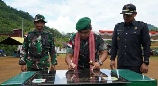 Wakil Bupati Kapuas Hulu, Wahyudi Hidayat menghadiri upacara penutupan kegiatan TMMD Regtas ke-114 tahun 2022, di Desa Kensurai, Kecamatan Kalis, Rabu (24/08/2022). (Foto: Istimewa)