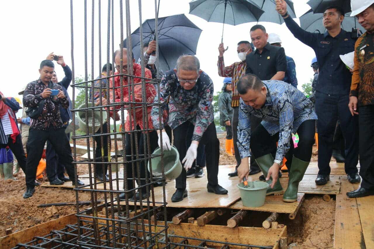Gubernur Kalbar, Sutarmidji saat melakukan peletakan batu pertama pembangunan Gedung Pengadilan Agama Nanga Pinoh. (Foto: Istimewa)