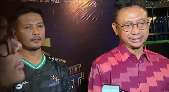 Wali Kota Pontianak, Edi Rusdi Kamtono bersama Ketua ESJ, Hendra Cipta Angling saat memberikan keterangan pers terkait Turnamen Mobile Legends Piala Gubernur Kalbar Seri 1 di Cafe Upgrade, Komplek Perdana Square Pontianak, Kota Pontianak, Jumat (26/08/2022). (Foto: Jau/KalbarOnline.com)