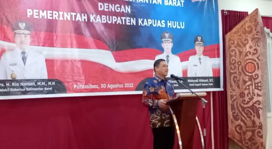 Wakil Gubernur Kalbar, Ria Norsan memberikan sambutan pada acara ramah tamah dengan Pemerintah Kabupaten Kapuas Hulu di Rumah Dinas (Rumdin) Jabatan Bupati Kapuas Hulu, Selasa (30/08/2022). (Ishaq)