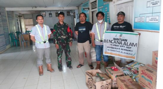 BGA Group menyerahkan bantuan korban banjir kepada warga di Kecamatan Jelai Hulu Ketapang. (Foto: Istimewa)