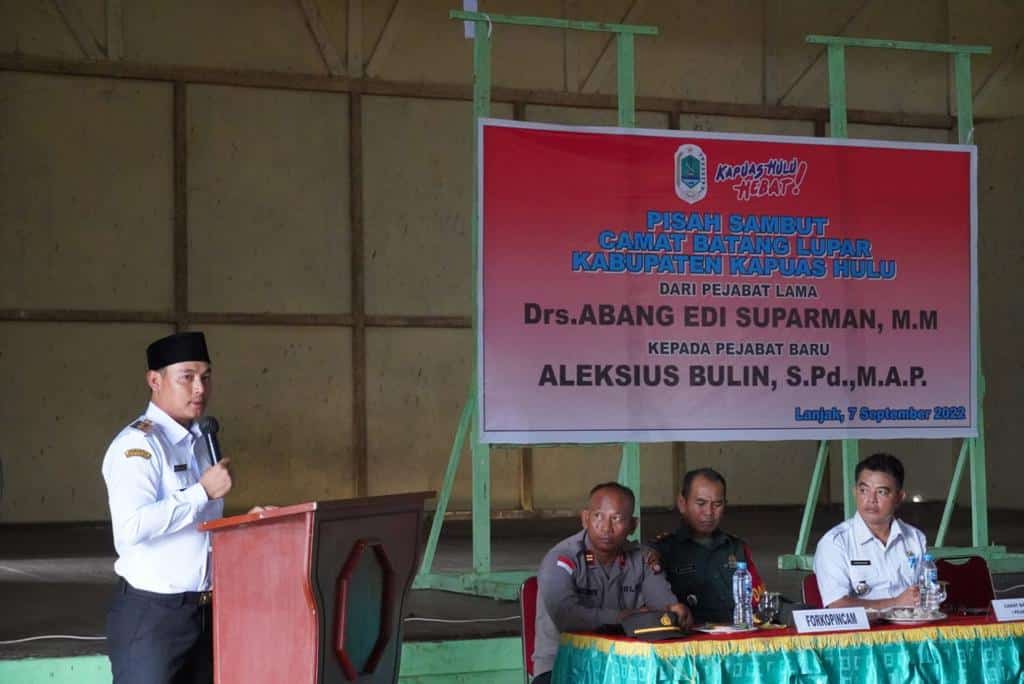 Wakil Bupati Kapuas Hulu, Wahyudi Hidayat memberikan kata sambutan pada acara pisah sambut Camat Batang Lupar, Rabu (07/09/2022). (Foto: Ishaq/KalbarOnline.com)