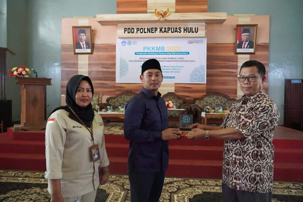 Wakil Bupati Kapuas Hulu, Wahyudi Hidayat berfoto bersama di sela-sela menghadiri PKKMB PDD Polnep Kapuas Hulu, di Aula PDD Polnep Kapuas Hulu, Sabtu (10/11/2022). (Foto: Istimewa)