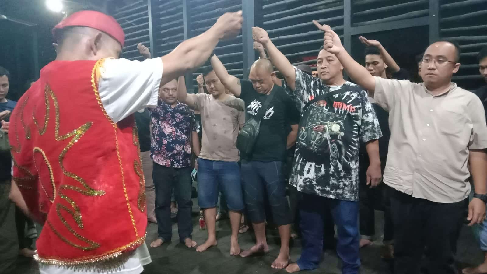 Pengacara dari Firma Hukum Sanen, Glorio Sanen dan kerabat melakukan ritual adat Basaru Sumangat, di Rumah Betang Sutoyo Kecamatan Pontianak Selatan, Minggu (11/09/2022) sore. (Foto: Istimewa)