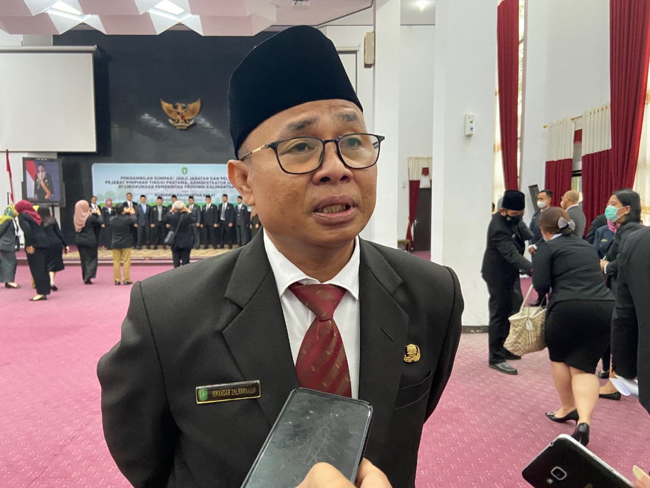 Kadis PUPR Kalbar, Iskandar Zulkarnaen saat diwawancarai wartawan usai dilantik oleh Gubernur Sutarmidji, Senin (12/09/2022). (Foto: Jau/KalbarOnline.com)