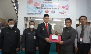 Bupati Kapuas Hulu, Fransiskus Diaan berfoto bersama di sela-sela menghadiri launching aplikasi "QRIS Pembayaran Pajak". (Foto: Istimewa)