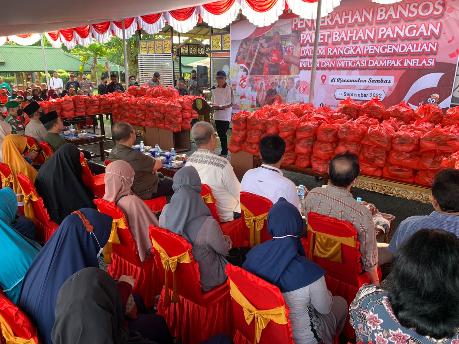 2000 bantuan sosial paket bahan pangan gratis diberikan kepada masyarakat Kabupaten Sambas. (Foto: Jauhari)