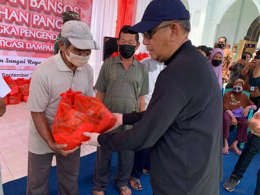 Gubernur Kalbar, Sutarmidji secara simbolis menyerahkan 2000 paket bahan pangan gratis kepada masyarakat yang membutuhkan di Kabupaten Bengkayang. (Foto: Jau/KalbarOnline.com)