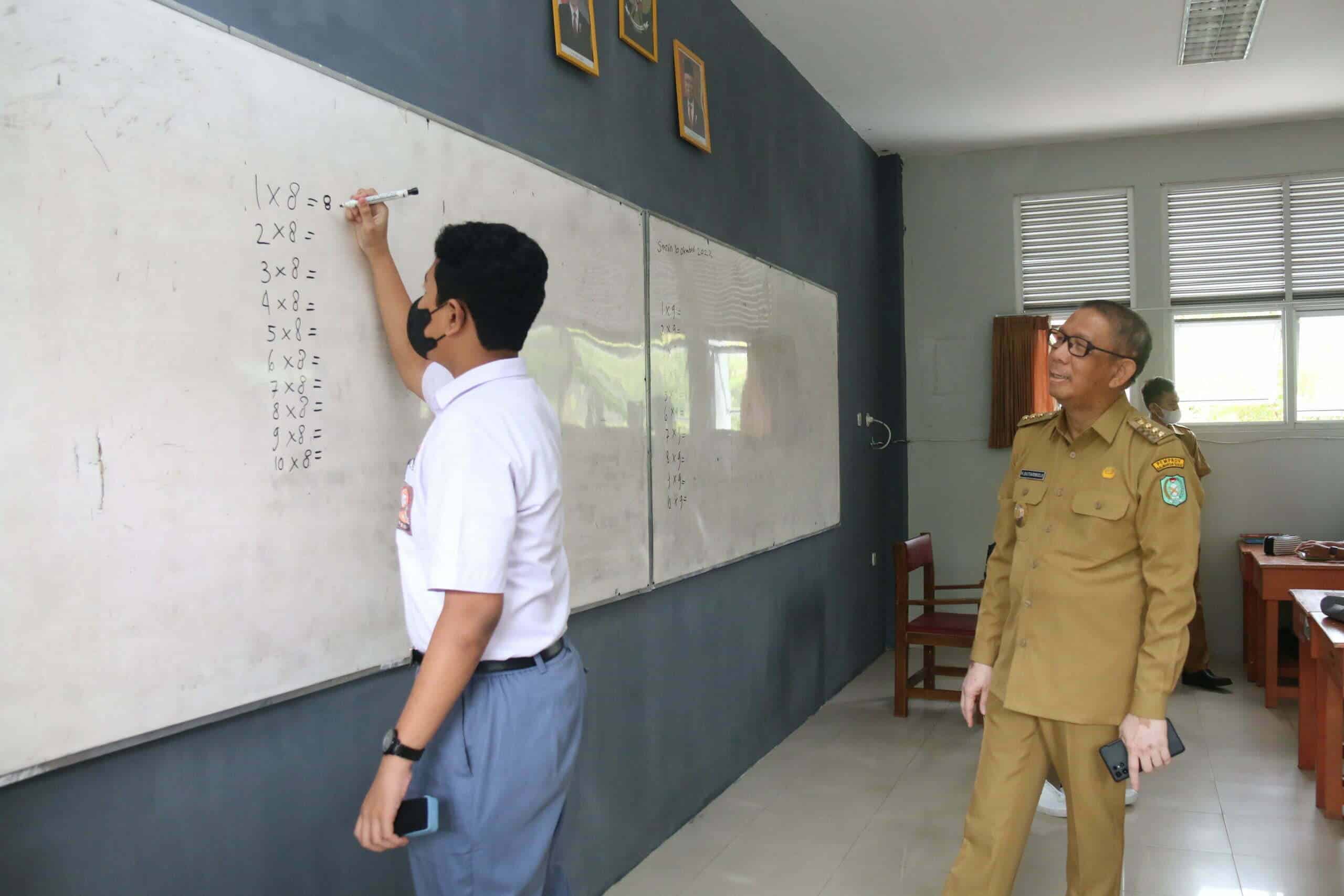 Gubernur Kalbar, Sutarmidji memantau langsung kesiapan para murid jelang pelaksanaan Ujian Akhir Nasional. (Foto: Biro Adpim For KalbarOnline.com)