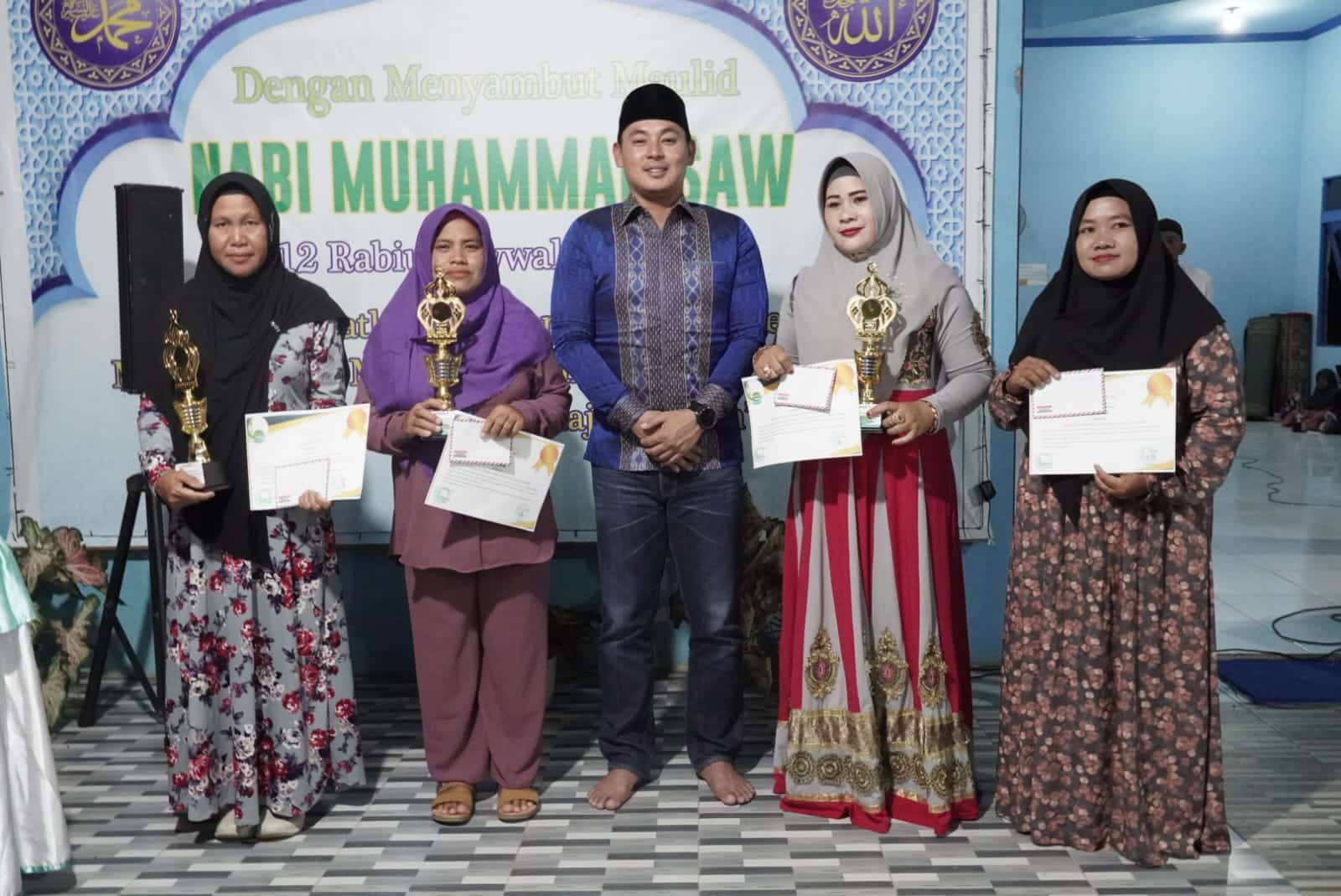 Wakil Bupati Kapuas Hulu, Wahyudi Hidayat berfoto bersama para pemenang lomba. (Foto: Ishaq)