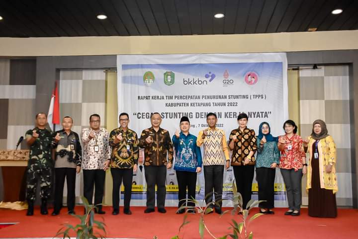 Foto bersama pada Rapat Kerja Tim Percepatan Penurunan Stunting dan Evaluasi Program Bangga Kencana, di Hotel Aston Ketapang, Jumat (07/10/2022). (Foto: Adi LC)