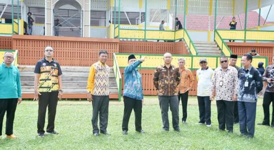 Wabup Ketapang, Farhan saat mendampingi Wakil Gubernur Kalbar, Ria Norsan, meninjau Stadion Tantemak yang merupakan venue utama bagi pembukaan MTQ ke-XXX, Jumat (07/10/2022). (Foto: Adi LC)