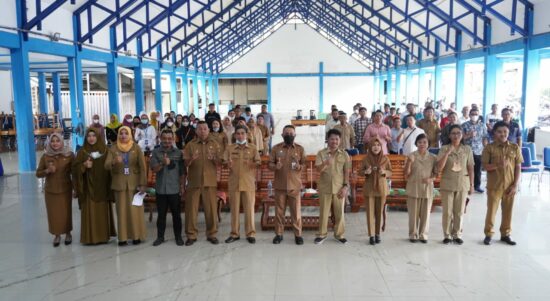 Berfoto bersama para peserta bimbingan teknis dan sosialisasi kemudahan berusaha di Graha Sukiman Center Nanga Pinoh, Senin (10/10/2022). (Foto: Bambang Sirait)