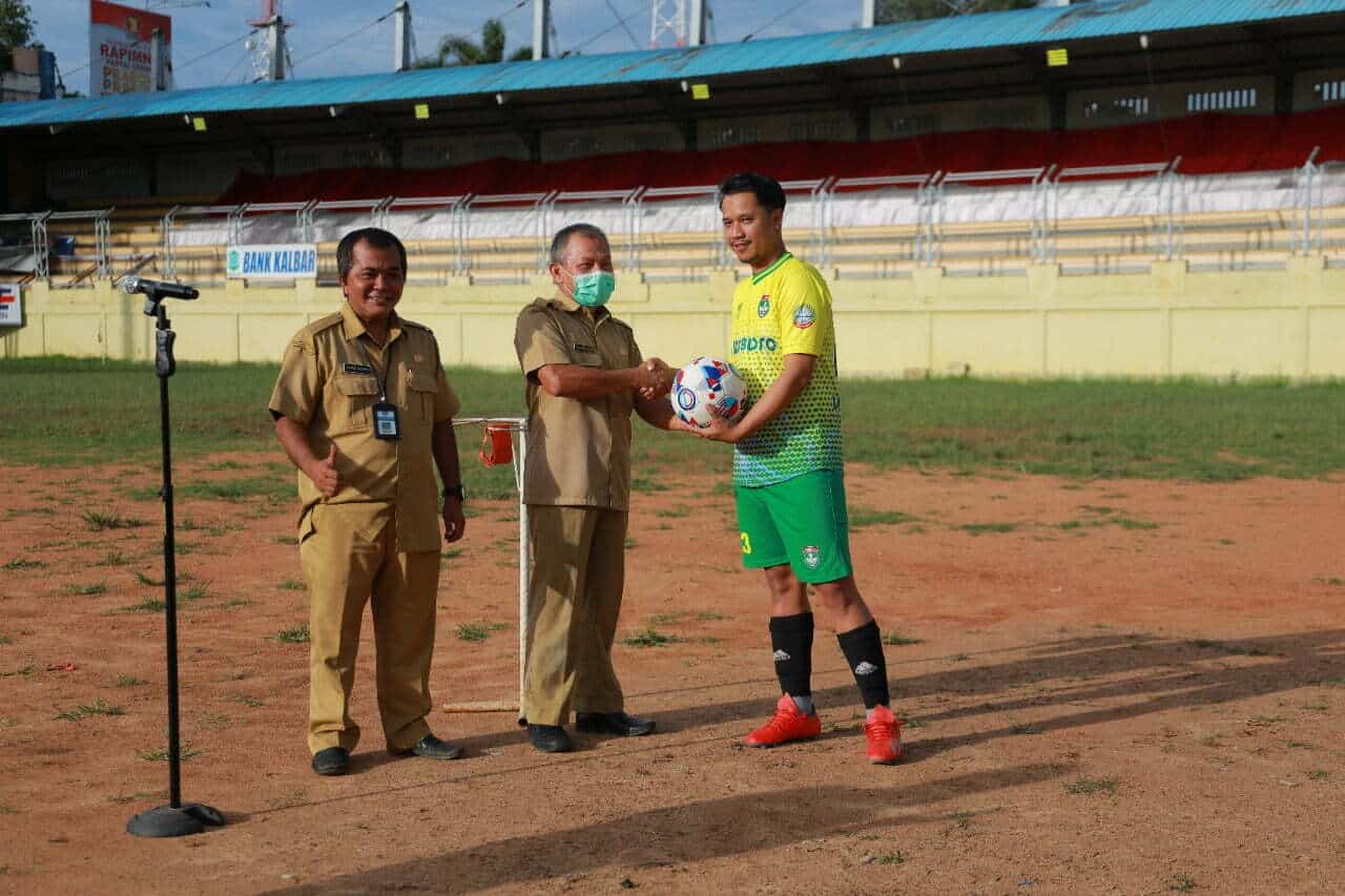 Plt Kadisporapar Kota Pontianak, Aswin Djafar membuka secara simbolis pertandingan Liga ASN di Lapangan Keboen Sajoek PSP, Selasa (11/10/2022). (Foto: Kominfo For KalbarOnline.com)