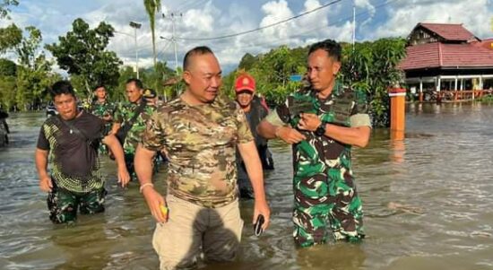 Sekda Ketapang, Alexander Wilyo bersama Dandim 1203 Ketapang, Letkol Inf Alim Mustofa meninjau langsung lokasi banjir di Kecamatan Simpang Hulu, Senin (10/10/2022). (Foto: Adi LC)