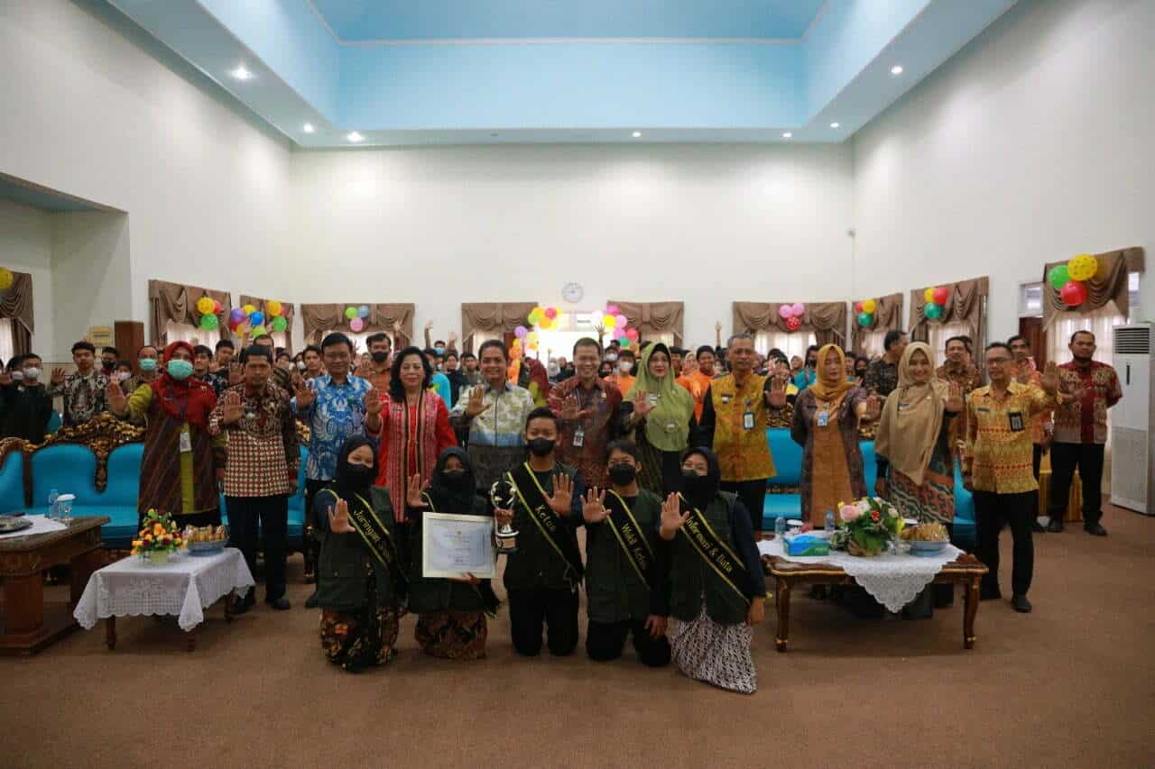 Foto bersama pada peringatan Hari Anak Nasional 2022 di Aula Rumah Jabatan Wakil Wali Kota. (Foto: Kominfo For KalbarOnline.com)