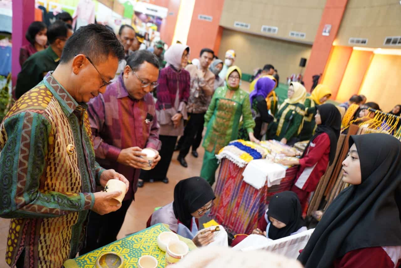 Wali Kota Pontianak, Edi Rusdi Kamtono meninjau stand-stand peserta Pontianak Expo 2022 di PCC. (Foto: Kominfo For KalbarOnline.com)