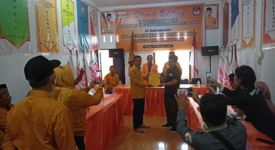 Verifikasi faktual lapangan oleh KPU Ketapang di Sekretariat DPC Partai Hanura Ketapang, Senin (17/10/2022). (Foto: Adi LC)