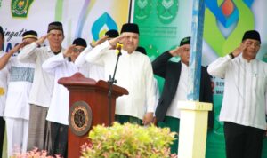 Bupati Melawi, Dadi Sunarya Usfa Yursa menjadi inspektur upacara pada peringatan Hari Santri Nasional (HSN) tahun 2022 tingkat Kabupaten Melawi, Sabtu (22/10/2022). (Foto: Bahrum Sirait)