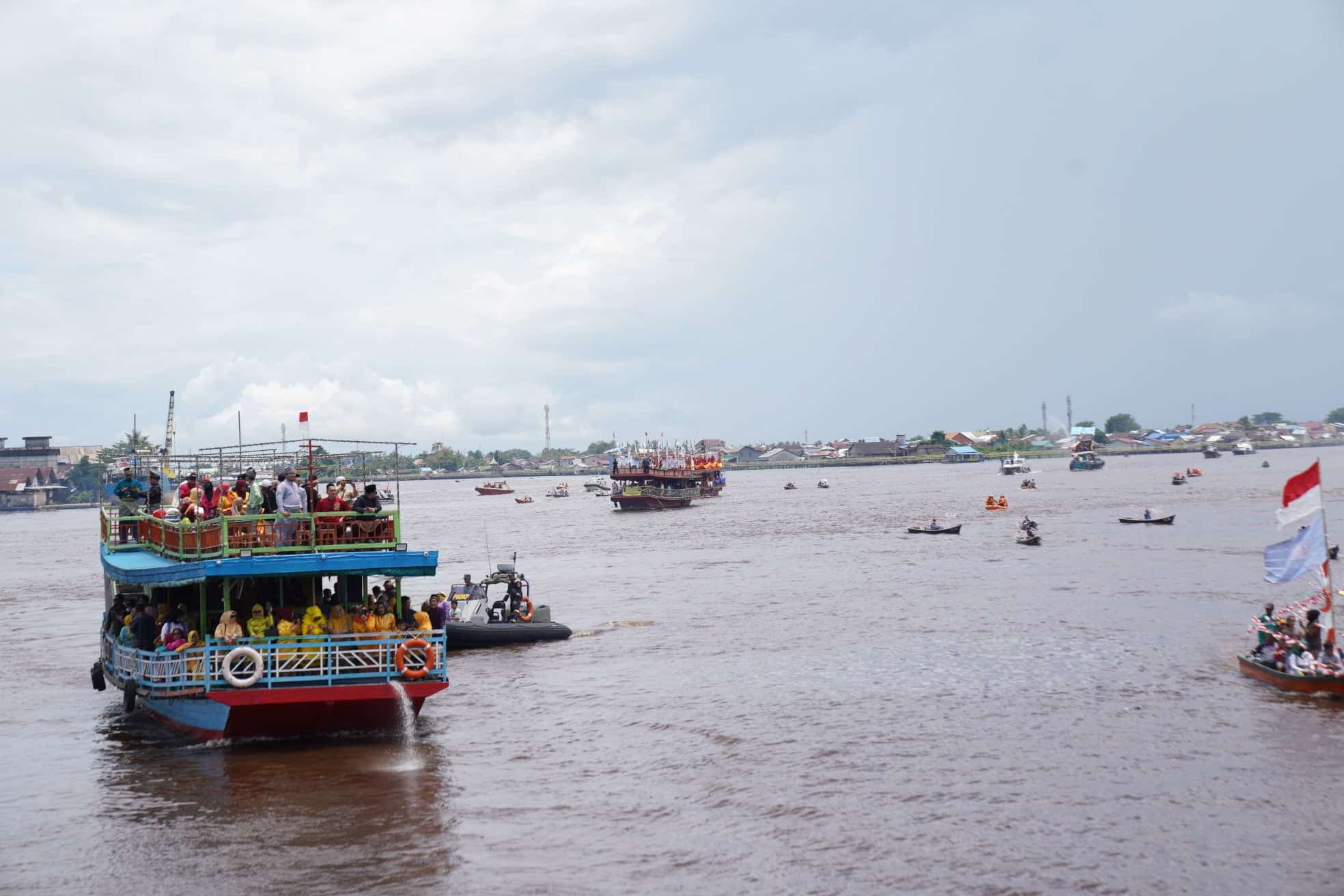 Puluhan kapal dan sampan ikut serta dalam Karnaval Air menyusuri Sungai Kapuas untuk berziarah menuju Makam Kesultanan di Batu Layang. (Foto: Prokopim For KalbarOnline.com)