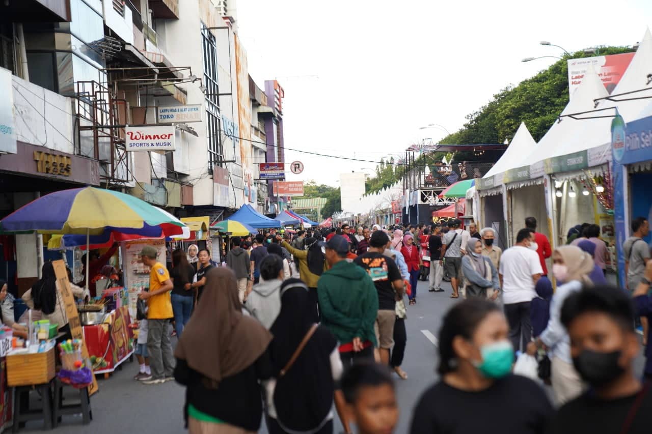 Booth-booth yang ada di sepanjang Jalan Diponegoro meramaikan Pontianak Food Fest 2022. (Foto: Prokopim For KalbarOnline.com)