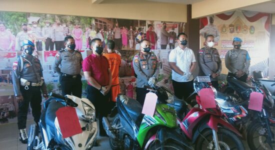 Wakapolres Kapuas Hulu, Kompol Hilman didampingi Kasat Reskrim, KBO Reskrim, Kasi Humas dan anggota, saat menggelar jumpa pers di Mapolres Kapuas Hulu, Rabu (26/10/2022). (Foto: Ishaq)