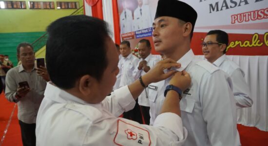 Wakil Bupati Kapuas Hulu, Wahyudi Hidayat secara resmi dilantik sebagai Ketua Palang Merah Indonesia (PMI) Kabupaten Kapuas Hulu periode 2022 - 2027, Sabtu (29/10/2022). (Foto: Ishaq)