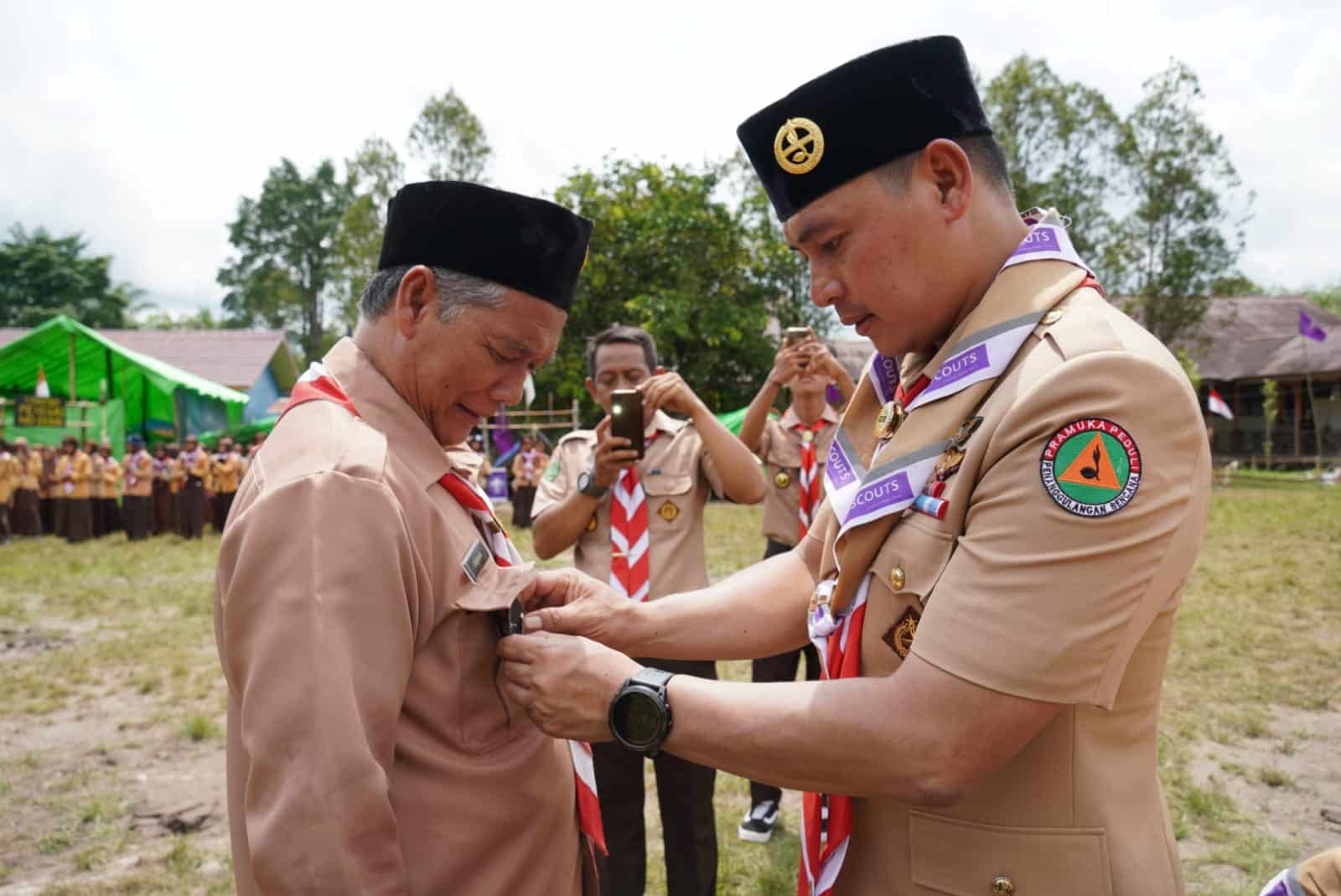 Wakil Bupati Kapuas Hulu, Wahyudi Hidayat melantik jajaran kwarran dan sekaligus menutup kegiatan Perjusami Kecamatan Boyan Tanjung. (Foto: Ishaq)
