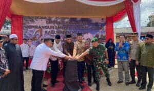 Gubernur Kalimantan Barat, Sutarmidji bersama Forkopimda Kabupaten Melawi menekan tombol sirine secara bersamaan sebagai tanda dimulainya secara resmi pembangunan Masjid Kota Juang, Minggu, (23/10/2022). (Foto: Prokopim For KalbarOnline.com)