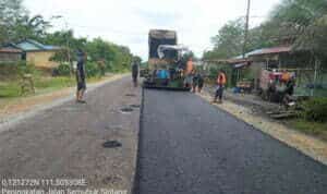 Pengerjaan ruas jalan Sintang - Semubuk oleh Pemerintah Provinsi Kalbar melalui Dinas PUPR Kalbar