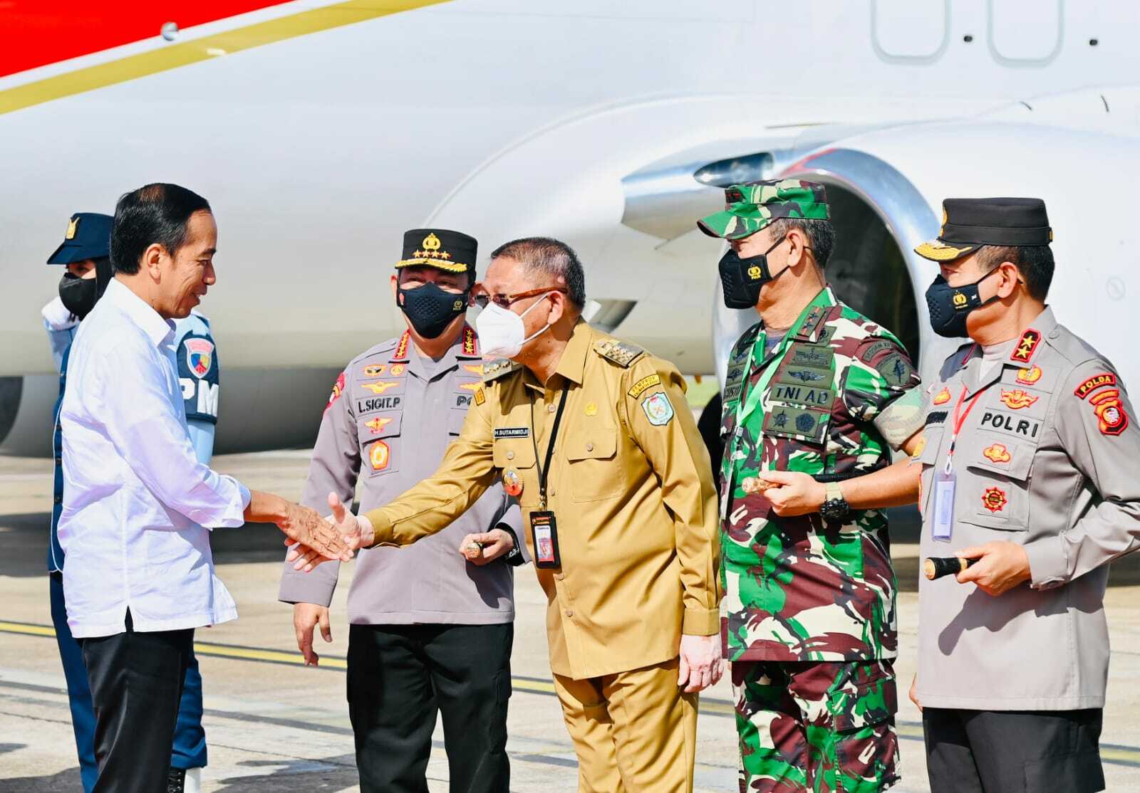 Gubernur Kalimantan Barat (Kalbar), Sutarmidji bersama Forkopimda Provinsi Kalbar menyambut kedatangan Presiden Republik Indonesia, Joko Widodo (Jokowi) di Bandara Supadio, Selasa (29/11/2022). (Foto: Biro Adpim For KalbarOnline.com)