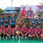 Bupati Kapuas Hulu, Fransiskus Diaan berfoto bersama di sela-sela pembukaan Turnamen Bola Voli Dandim 1206/PSB Cup Putra se-Kabupaten Kapuas Hulu, Selasa (01/11/2022) siang. (Foto: Ishaq)