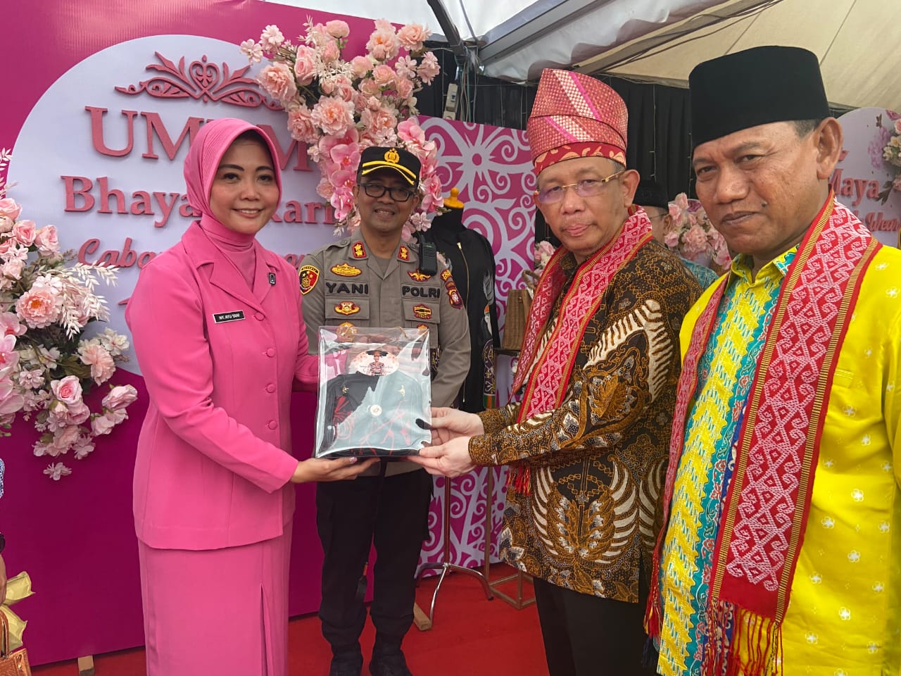 Gubernur Kalbar, Sutarmidji saat menerima produk UMKM dari Ketua Bhayangkari Cabang Ketapang. (Foto: Jauhari)