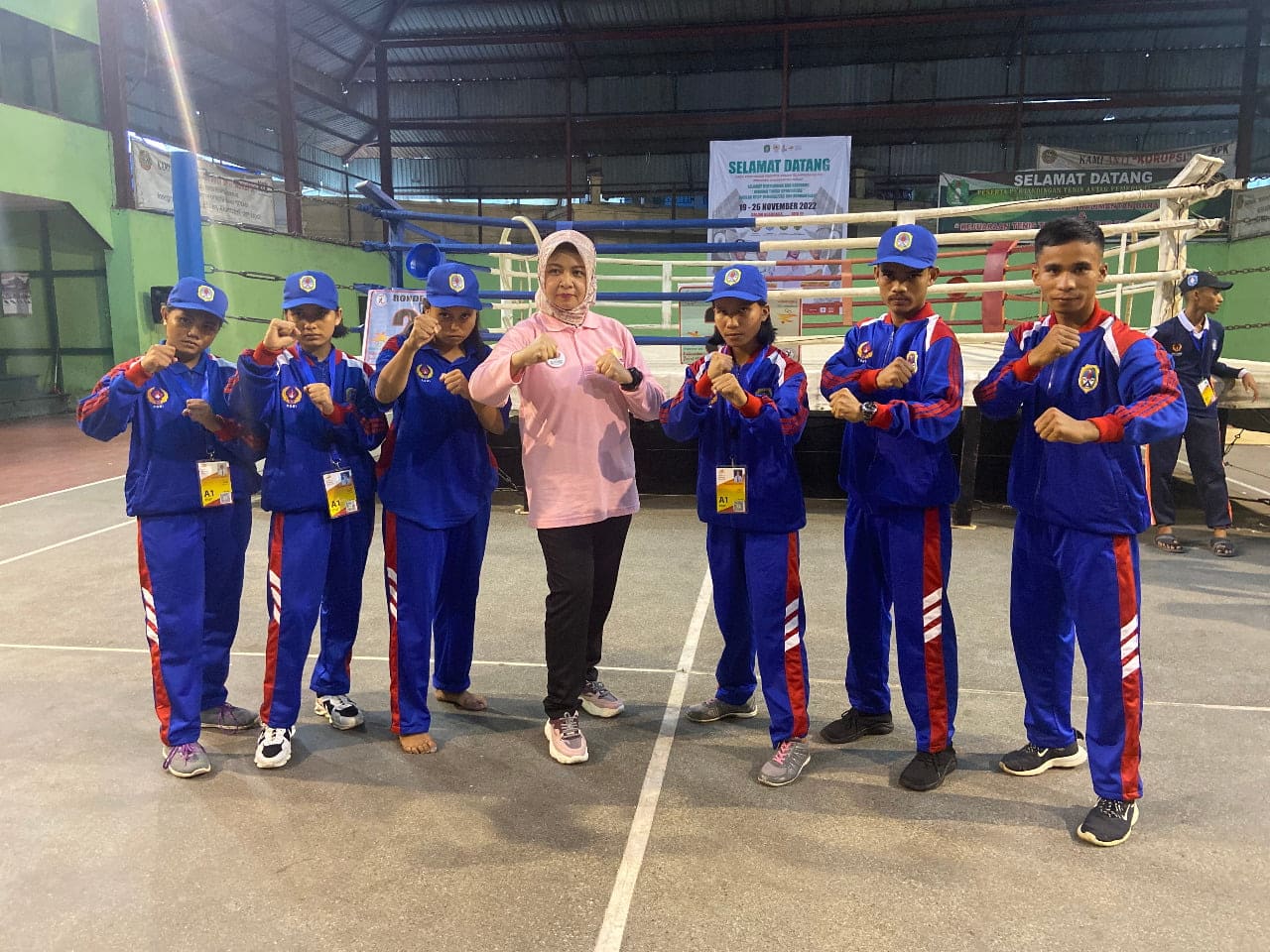 Kadisporapar Kalbar, Windy Prihastari foto bersama para atlet muay thai Kabupaten Melawi. (Foto: Jau/KalbarOnline.com)