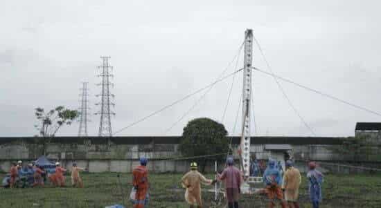 Simulasi pendirian tower darurat oleh PLN sebagai antisipasi ancaman cuaca ekstrim. (Foto: Istimewa)