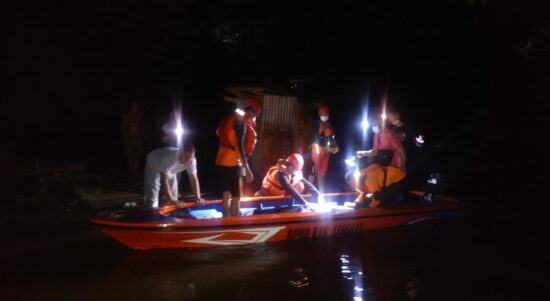 Proses pencarian korban, Kalsum (63 tahun), oleh tim SAR gabungan. (Foto: Jauhari)