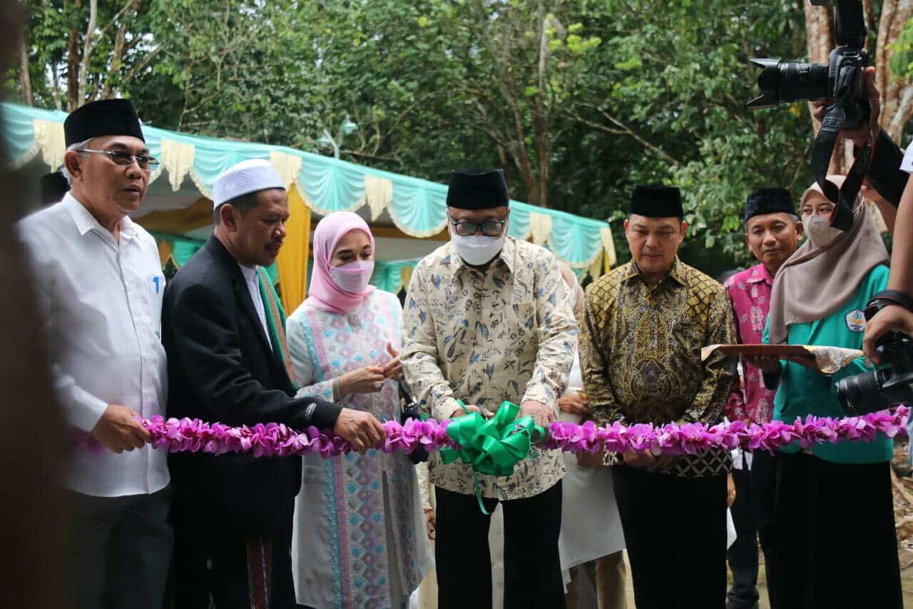 Oesman Sapta Odang (OSO) melakukan gunting pita sebagai tanda peresmian pembangunan Masjid Al-Hasnah di Desa Punggur Kecil, Kecamatan Sungai Kakap, Kabupaten Kubu Raya, Jumat (25/11/2022). (Foto: Biro Adpim For KalbarOnline.com)