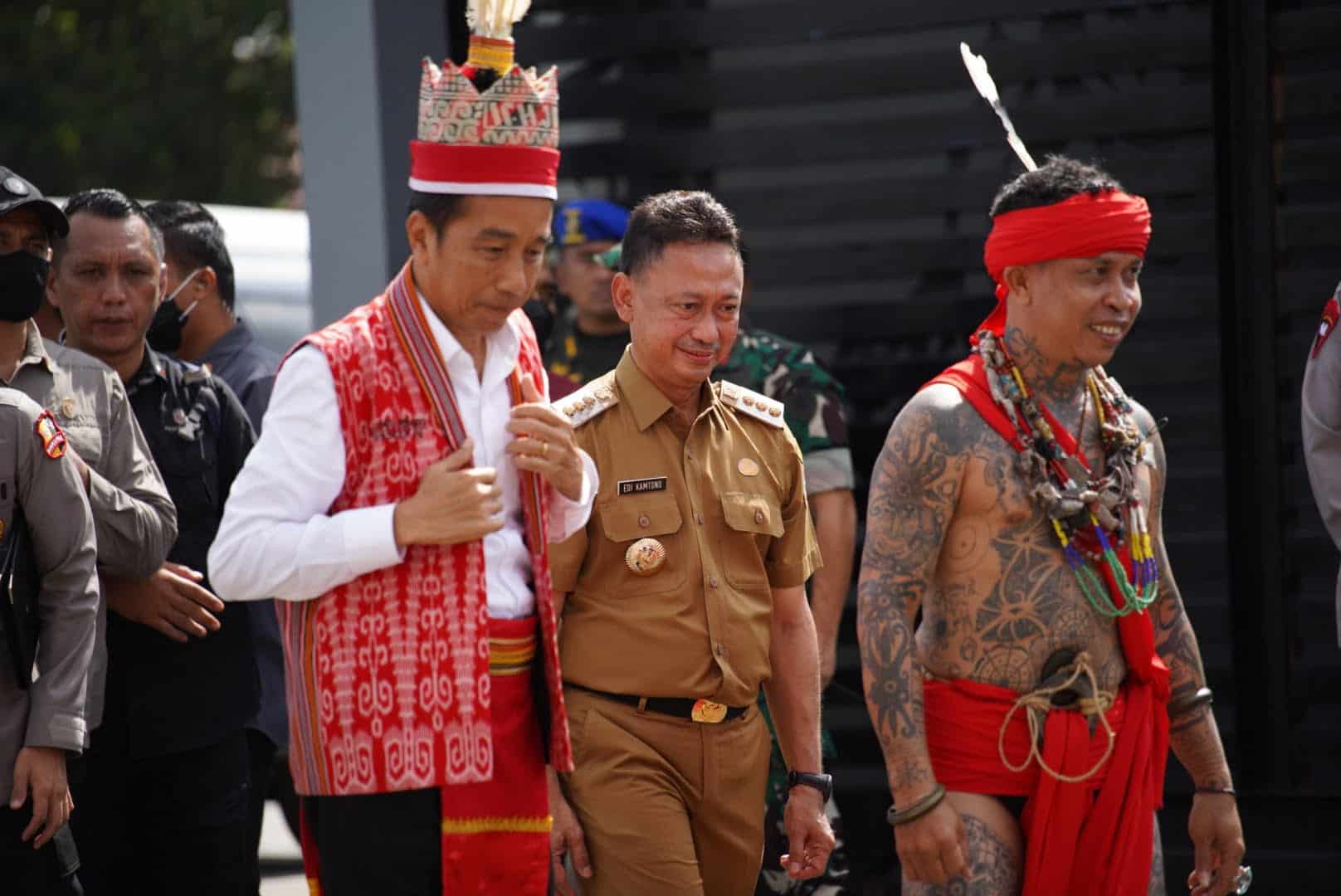Wali Kota Pontianak, Edi Rusdi Kamtono (tengah) menyambut kedatangan Presiden RI Jokowi di Rumah Radakng. (Foto: Prokopim For KalbarOnline.com)