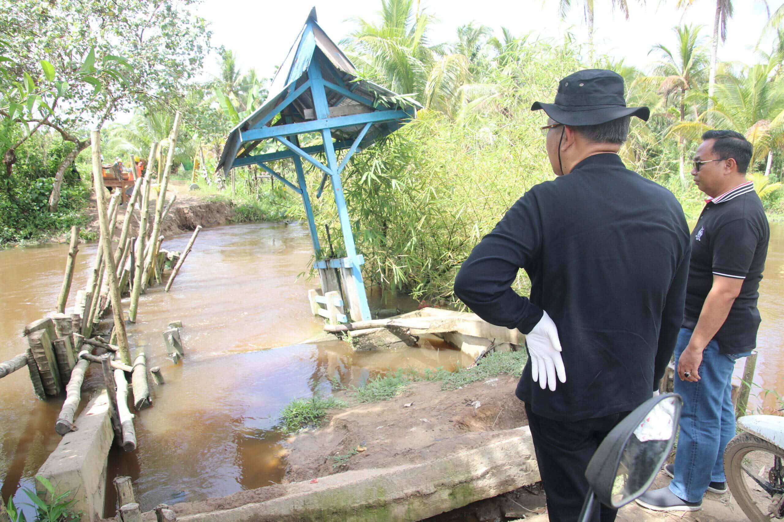 Gubernur Kalbar, Sutarmidji meninjau pembangunan pintu air di Desa Punggur Kapuas, Kecamatan Sungai Kakap, Sabtu (17/12/2022). (Foto: Biro Adpim For KalbarOnline.com)