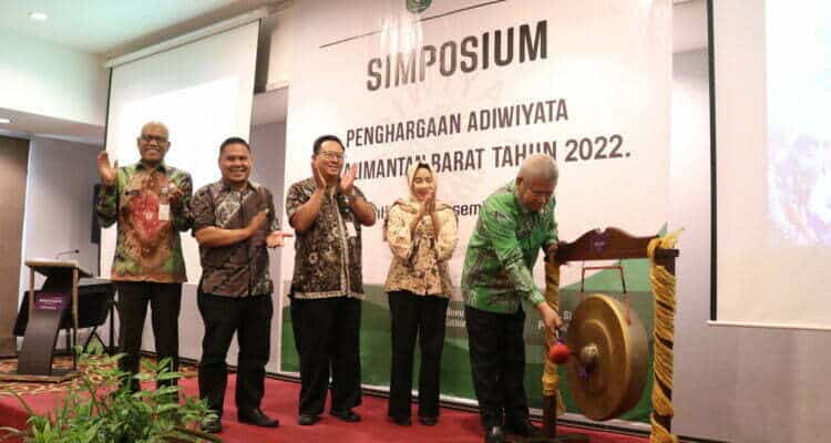 Sekda Kalbar, Harisson membuka kegiatan Simposium Penghargaan Sekolah Adiwiyata se-Kalimantan Barat Tahun 2022, di Hotel Mercure Pontianak, Jumat (09/12/2022). (Foto: Biro Adpim Pemprov Kalbar For KalbarOnline.com)