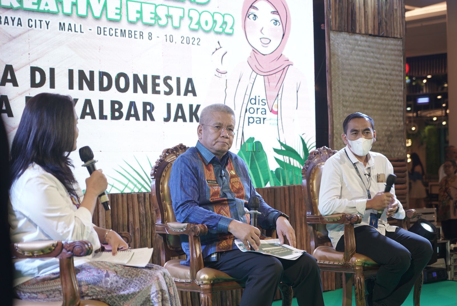 Sekda Kalbar, Harisson, dan Direktur Pemasaran Nusantara, Deputi Pemasaran Pariwisata, Kemenparekraf RI, Dwi Marhen Yono, saat menjadi pembicara talkshow di acara Sports and Creative Fest 2022. (Foto: Biro Adpim For KalbarOnline.com)