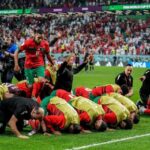 Selebrasi sujud syukur Timnas Maroko usai menyingkirkan Spanyol di 16 besar Piala Dunia 2022, Rabu (07/12/2022). (Foto: AP Photo/Martin Meissner)