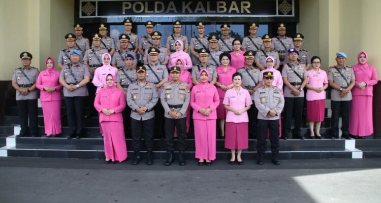 Kapolda Kalbar, Irjen Pol Suryanbodo Asmoro foto bersama usai acara pelaksanaan serah terima jabatan 5 pejabat utama dan 8 kapolres, di Mapolda Kalbar. (Foto: Polda Kalbar For KalbarOnline.com)