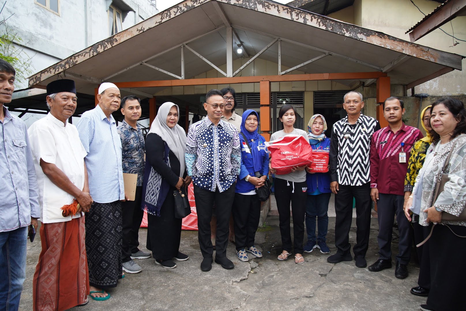 Wali Kota Pontianak, Edi Rusdi Kamtono menyerahkan bantuan secara simbolis kepada korban kebakaran di Jalan Prof Dr Hamka, Kota Pontianak. (Foto: Prokopim For KalbarOnline.com)