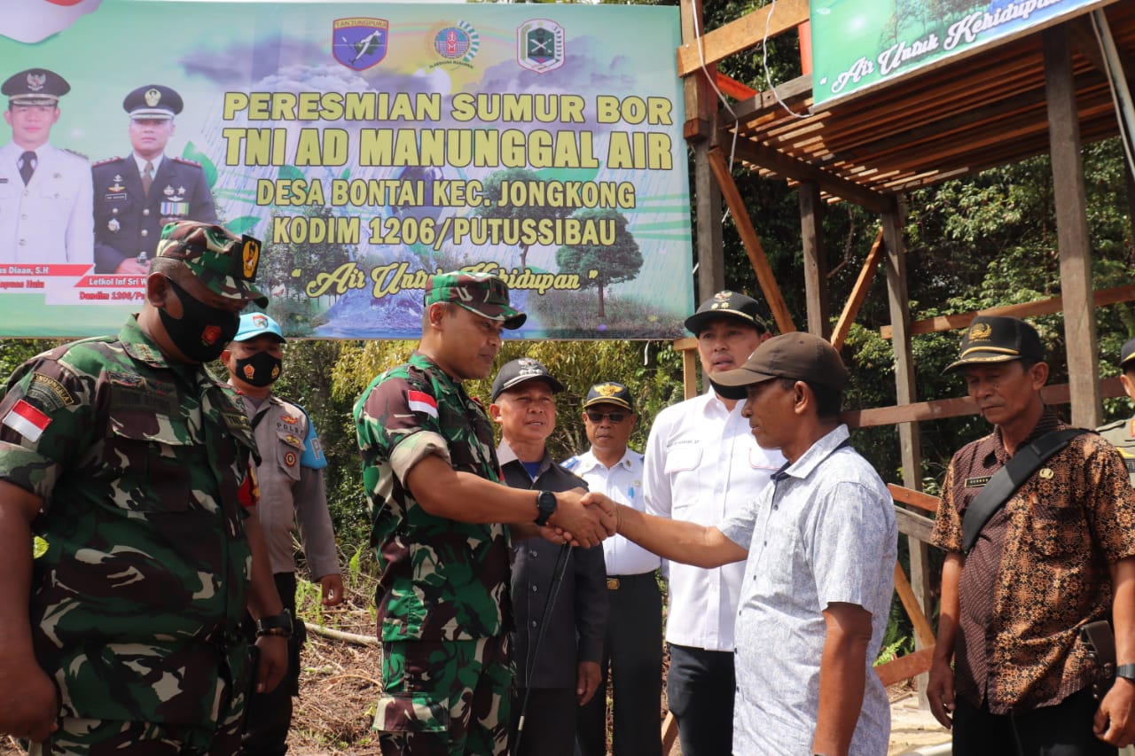 Komandan Kodim 1206 Putussibau, Letkol Inf Sri Widodo menyerahkan hasil kerja pembuatan sumur bor kepada perwakilan masyarakat Desa Bontai, Kamis (05/01/2023). (Foto: Ishaq)