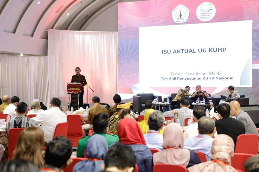 Sejumlah guru besar hadir dalam Sosialisasi KUHP Nasional di Hotel Mercure, Kota Pontianak, Kalimantan Barat, Rabu (18/01/2023). (Foto: Jauhari)