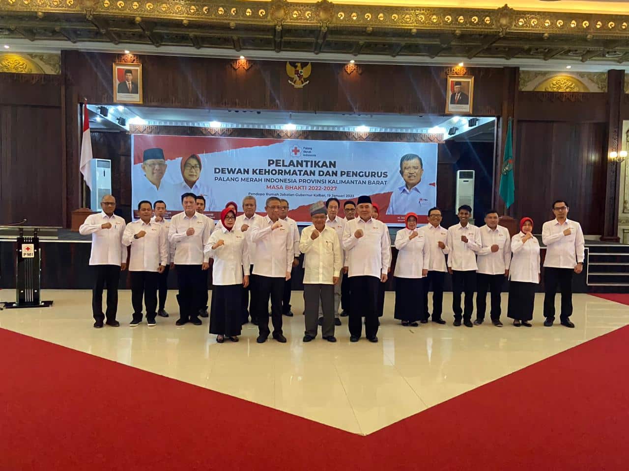 Ketum PMI, Jusuf Kalla befoto bersama Dewan Kehormatan dan Pengurus PMI Provinsi Kalbar masa bakti 2022-2027, di Pendopo Gubernur Kalbar, Kamis (19/01/2023). (Foto: Jauhari)