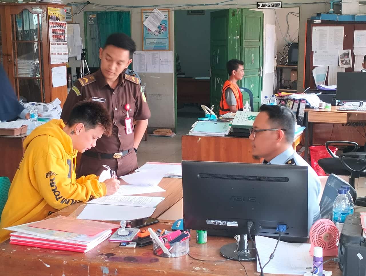 Proses eksekusi yang dilakukan oleh Kejari Ketapang terhadap terpidana kasus penipuan dengan modus investasi, Eko Hartanto Rimba, ke Lapas Kelas II B Ketapang, Selasa (24/01/2023). (Foto: Adi LC)